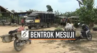 Sejumlah warga masih merasa khawatir usai terjadinya bentrokan di Mesuji, Lampung. Warga hanya kembali ke rumah untuk mengambil barang-barang lalu kembali mengungsi.