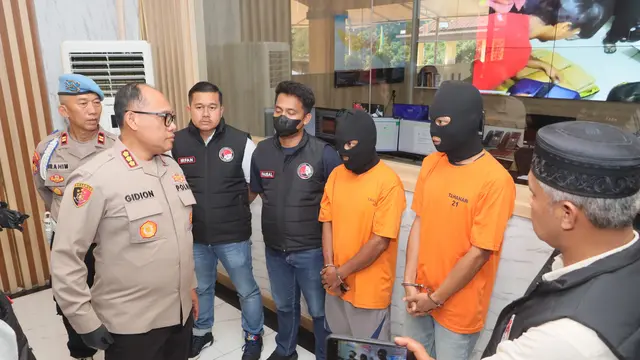 Satuan Reserse Narkoba (Satres Narkoba) Polres Metro Jakarta Utara membongkar peredaran narkoba jenis ganja seberat 77 kilogram. Ada dua pelaku yang ditangkap dalam kasus ini yaitu MS dan NR. (Liputan6.com/Ady Anugrahadi)