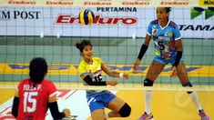 Tim putri Jakarta PGN Popsivo, Dewi Wulandari (tengah) berusaha menahan bola saat laga melawan Jakarta Electric PLN di Pertamina Proliga 2015, Dome Balikpapan, (8/2/2015). Jakarta PGN Popsivo unggul 3-2. (Liputan6.com/Helmi Fithriansyah)