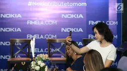 Salah satu selebgram berswafoto saat acara #Nokiatributetomom yang diselenggarakan Fimela.com dan Nokia di Kota Kasablanka, Jakarta, Minggu (27/5). Pihak Nokia memperkenalkan produk terbarunya. (Liputan6.com/Helmi Fithriansyah)