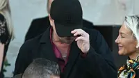 Leonardo Dicaprio menutup wajahnya dengan topi saat menghadiri pesta pernikahan Jeff Bezos di Venesia, Italia, pada 28 Juni 2025. (dok. Stefano Rellandini / AFP)