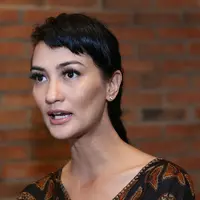 Menyambut Hari Raya Lebaran, banyak pasangan suami istri serta anak dengan mengenakan seragam. Hal itu tidak berlaku bagi pasangan Atiqah Hasiholan dan suami Rio Dewanto. (Nurwahyunan/Bintang.com)