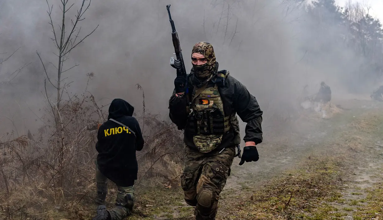 Warga sipil melakukan pertempuran saat mengikuti sesi pelatihan militer oleh Right Sector dekat Lviv, Ukraina, 24 Februari 2023. (AP Photo/Mykola Tys)