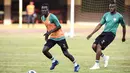 Bek Senegal, Moussa Wague (kanan) dan gelandang Idrissa Gana Gueye (kiri) saat sesi latihan di Stadion Leopold Sedar Senghor, Dakar, Jumat (25/5). Moussa Wague berusia berusia 19 tahun 253 hari saat Piala Dunia 2018 dimulai. (Seyllou/AFP)