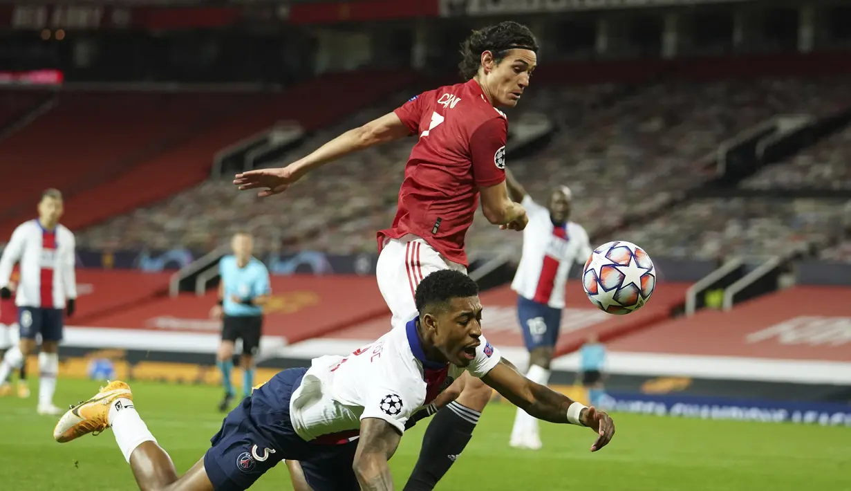 Striker Manchester United, Edinson Cavani (kanan), berebut bola dengan bek Paris Saint-Germain, Presnel Kimpembe dalam laga lanjutan Liga Champions 2020/21 Grup H di Old Tarfford Stadium, Manchester, Rabu (2/12/2020) waktu setempat. Manchester United kalah 1-3 dari PSG. (AP/Dave Thompson)