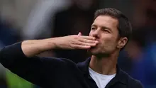 Manajer Chelsea, Xabi Alonso, berterima kasih kepada para suporter di akhir pertandingan Premier League antara Chelsea dan Brighton and Hove Albion di Stamford Bridge, London, Minggu (30/8/2026). (Adrian Dennis / AFP)