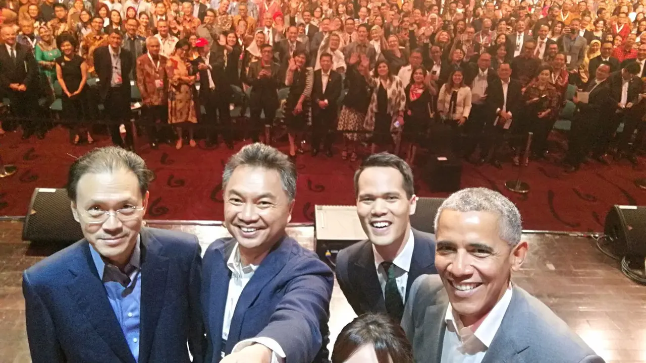Foto selfie (dari kiri ke kanan), Komisaris Utama Emtek Group Eddy Kusnadi Sariaatmadja, Ketua Board of Trustees Indonesian Diaspora Network Global Dino Patti Djalal, Barack Obama bersama ribuan peserta Kongres Diaspora, Jakarta, Sabtu 1 Juli 2017 