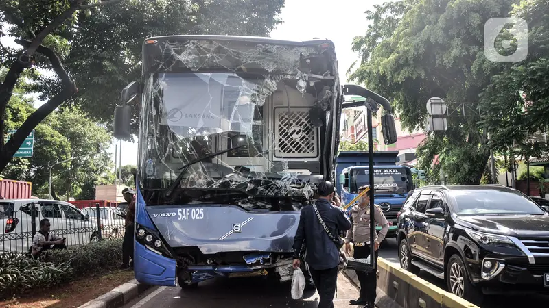 FOTO: Bus Transjakarta Tabrak Pos Lantas PGC Cililitan
