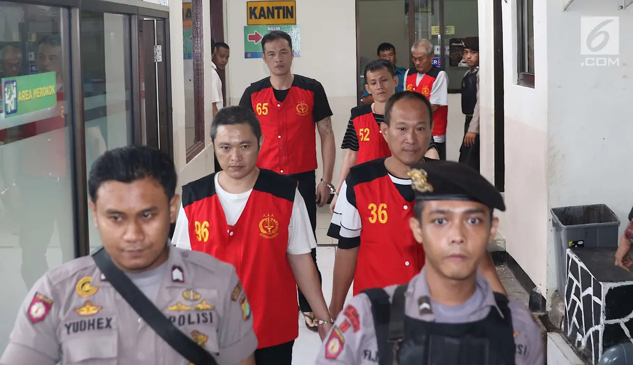 Terdakwa kasus penyelundupan sabu dikawal petugas menuju ruang sidang di PN Jakarta Selatan, Kamis (26/4). Sebelumnya delapan terdakwa berusaha menyelundupkan satu ton sabu di kawasan Pantai Anyer, Banten. (Liputan6.com/Immanuel Antonius)