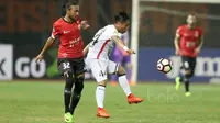Pemain Persija Jakarta, Rohit Chan (kiri) berebut bola dengan pemain Bali United, Gede Sukadana pada lanjutan Liga 1 2017 di Stadion Patriot, Bekasi, Minggu (21/5/2017). Persija bermain imbang 0-0. (Bola.com/Nicklas Hanoatubun)