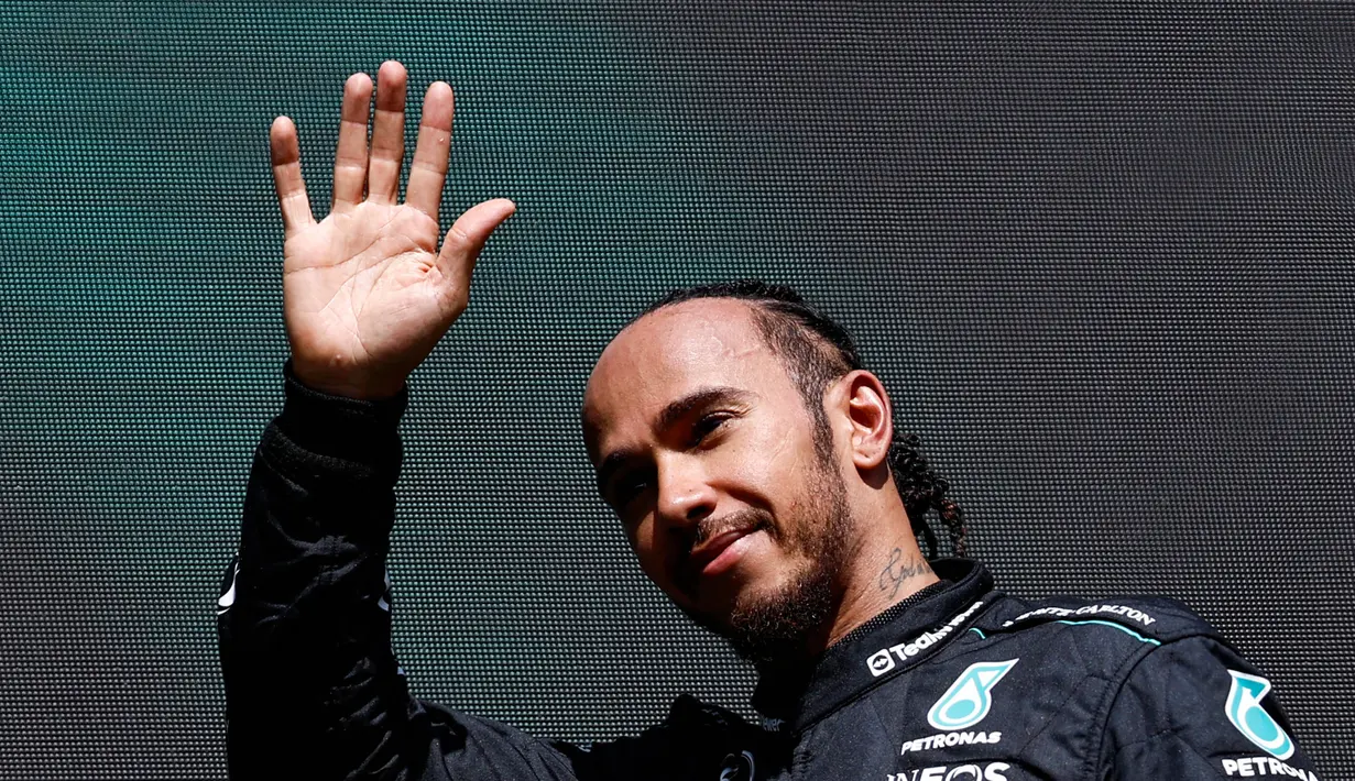 Pembalap Inggris dari tim Mercedes AMG Petronas F1, Lewis Hamilton melambaikan tangan untuk upacara podium setelah Grand Prix Belgia di Sirkuit Spa-Francorchamps, 28 Juli 2024. (SIMON WOHLFAHRT/AFP)