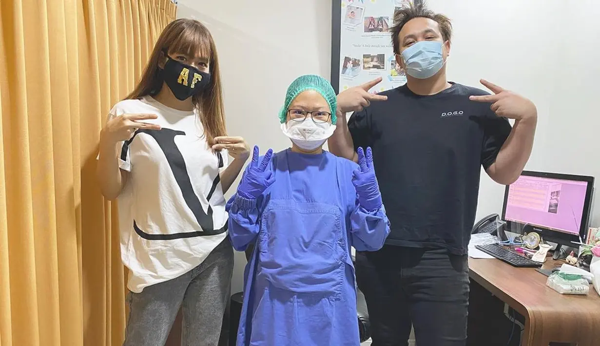 Gilang Dirga dan Adiezty Ferza program bayi tabung (Instagram/adieztyfersa)