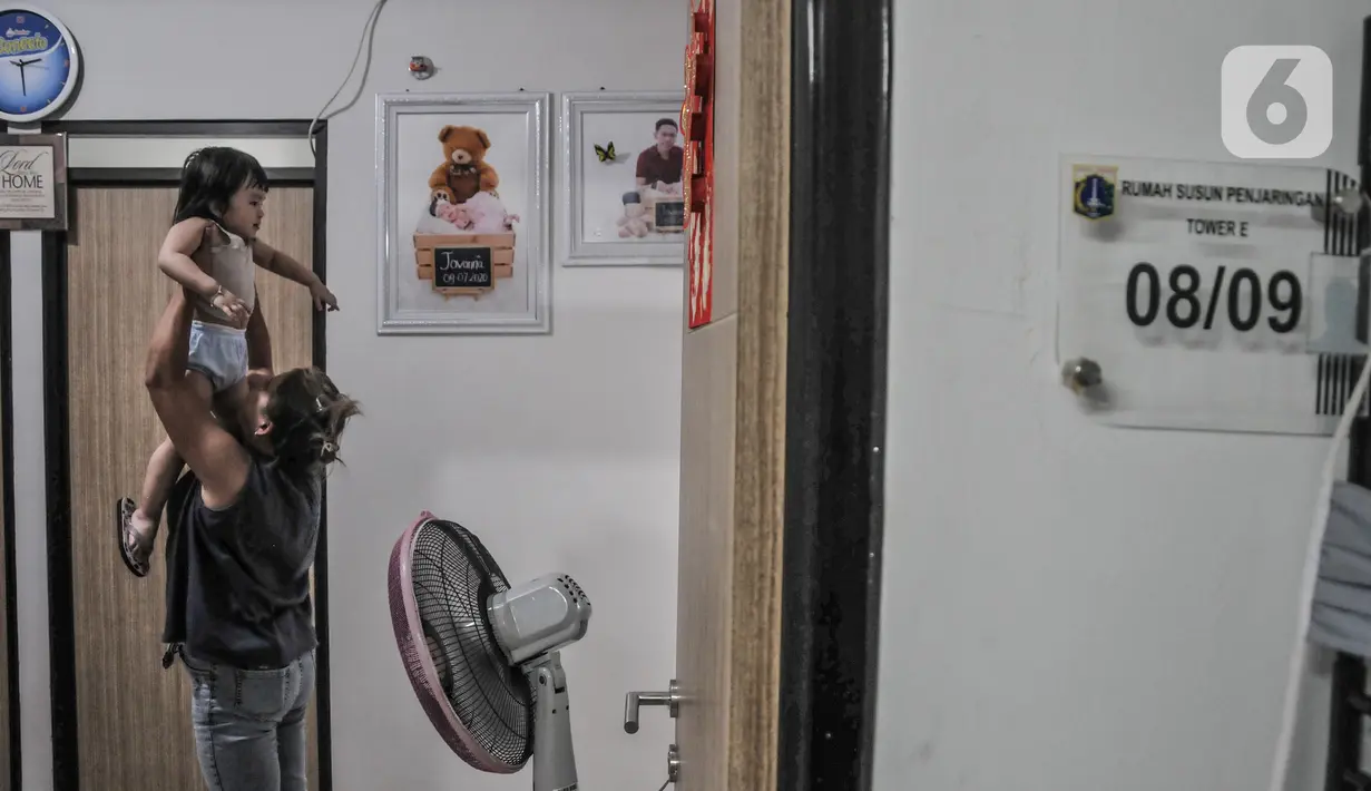 Aktivitas warga di salah satu unit rumah susun sewa (Rusunawa) Penjaringan, Jakarta Utara, Kamis (18/8/2022). Pemprov DKI Jakarta meresmikan 12 Rusunawa Baru yang tersebar di empat wilayah yang terdiri dari 33 tower dan 7.421 unit sebagai bentuk menjamin kesempatan bagi setiap warga untuk bisa mendapatkan kesejahteraan dan kebahagiaan di perkotaan lewat hunian. (merdeka.com/Iqbal S Nugroho)