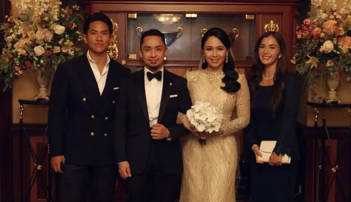 Ia juga tampil menawan mengenakan long dress lengan panjang hitam sambil membawa clutch putihnya. Dilengkapi kalung yang melingkar di lehernya. [@anisha.haikk]