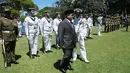 Rencananya, Presiden Republik, Prabowo Subianto, akan bertemu dengan Perdana Menteri (PM) Australia Anthony Albanese. Tampak dalam foto, Presiden Indonesia Prabowo Subianto (tengah) memeriksa pasukan kehormatan di Admiralty House di Sydney, Australia, pada Rabu 12 November 2025. (Rick Rycroft/POOL/AFP)