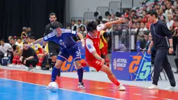 Tim racikan pelatih Hector Souto menunjukkan kepercayaan diri tinggi. M Iqbal dan kawan-kawan tidak ragu menekan lawan yang dikenal sebagai salah satu kekuatan utama futsal Asia. Tampak dalam foto, pemain Timnas Futsal Indonesia, Israr Megantara (kedua kanan) berebut bola dengan pemain Jepang pada semifinal Piala Asia Futsal 2026 di Indonesia Arena, Gelora Bung Karno, Senayan, Jakarta, Kamis (4/2/2026). (Bola.com/Bagaskara Lazuardi)