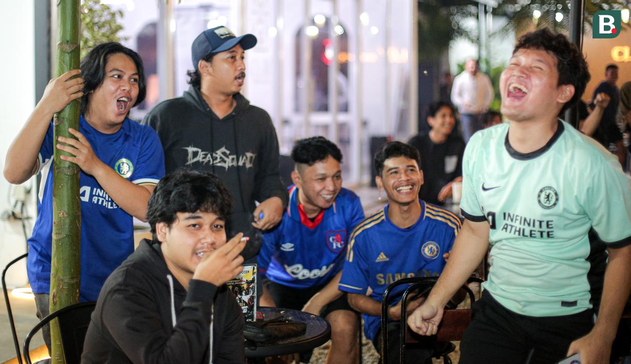 <p>Fans Chelsea yang tergabung ke dalam CISC (Chelsea Indonesia Supporters Club) merayakan gol pembuka ke gawang Manchester United saat Roaring Night Liga Inggris yang berlangsung di Clay Coffee, Jatinegara, Jakarta Timur, Jumat (05/04/2024) dini hari WIB. (Bola.com/Bagaskara Lazuardi)</p>