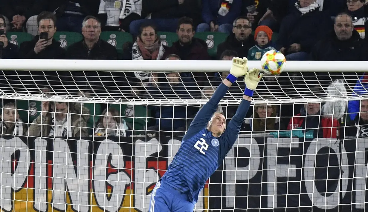 Kiper Jerman, Marc-Andre ter Stegen, menghalau bola saat melawan Serbia pada laga persahabatan di Stadion Volkswagen, Rabu, (20/3). Jerman ditahan imbang 1-1 oleh Serbia. (AP/Martin Meissner)
