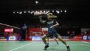 Ganda putra Indonesia, Marcus Gideon, berusaha memukul kok saat melawan rekan senegaranya pada Indonesia Masters 2019 di Istora Senayan, Jakarta, Rabu (23/1). Kevin / Marcus lolos ke semifinal. (Bola.com/Yoppy Renato)