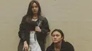 Salah satu outfit andalan pasangan ini yaitu busana hitam. Seperti yang dikenakan pelantun "Melawan Restu" itu dengan crop top hitam serta blazer panjang warna senada. Sementara Rizky Febian tampil edgy dengan kaus hitam dengan jaket hitam pula. (Liputan6.com/IG/@rizkyfbian)