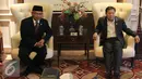 Ketua DPD Mohammad Saleh (kiri) dan Ketua Umum Partai Golkar Setya Novanto saat melakukan pertemuan di DPP Partai Golkar, Jakarta, Rabu (9/11). (Liputan6.com/Johan Tallo)
