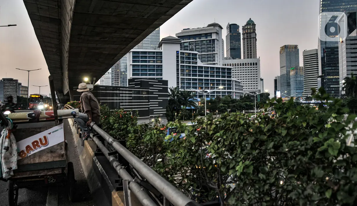 Seorang PMKS saat duduk di kawasan perkantoran di Jalan Jenderal Sudirman, Jakarta, Kamis (26/8/2021). Defisit APBN terjadi karena hingga akhir Juli pendapatan negara baru mencapai Rp1.031,5 triliun atau 59,2 persen dari target yakni Rp 1.743,6 triliun. (merdeka.com/Iqbal S Nugroho)