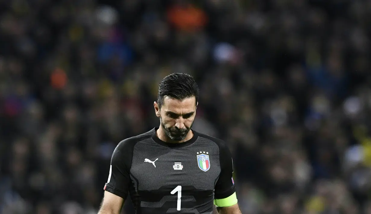 Kiper Italia, Gianluigi Buffon, tampak kecewa usai dikalahkan Swedia pada laga Kualifikasi Piala Dunia 2018 di Stadion Friends Arena, Solna, Jumat (10/11/2017). Swedia menang 1-0 atas Italia. (AFP/Jonathan Nackstrand)