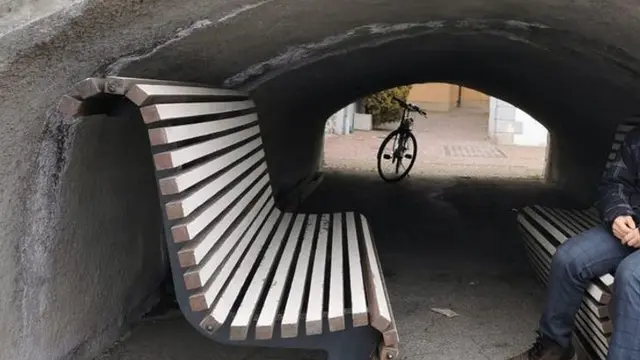Bangku di bawah jembatan
