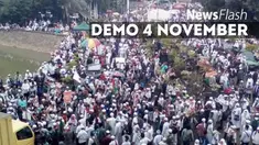 Puluhan ribu demonstran yang tergabung dalam gerakan nasional mendukung fatwa MUI kesulitan keluar dari dalam Masjid Istiqlal, Jakarta Pusat. Mereka terlihat berdesakan mengantre secara perlahan keluar kompleks masjid.