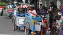 Pedagang kaki lima menjajakan makanan dan minuman di sisi jalan sekitar kawasan Patung Kuda Jakarta, Rabu (5/1/2019). Mereka mencoba peruntungan saat para buruh melakukan aksi perayaan Hari Buruh International atau May Day. (Liputan6.com/Helmi Fithriansyah)