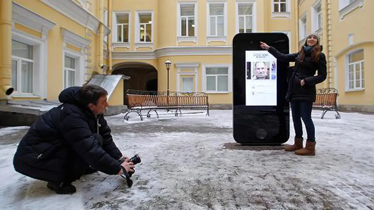 Gara-gara Tim Cook Gay, Monumen Apple Dibongkar di Rusia