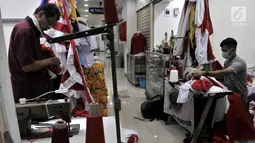 Sejumlah penjahit menjahit bendera Merah Putih di Pasar Senen, Jakarta, Kamis (2/8). Para penjahit menjual bendera Merah Putih mulai dari Rp 35 ribu hingga Rp 250 ribu per buah. (Merdeka.com/Iqbal Nugroho)