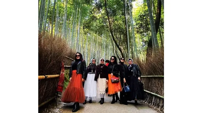 7 Gaya Liburan Bunda Sarita yang Dikabarkan Dekat dengan Vicky Prasetyo di Jepang