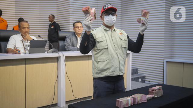 Barang Bukti OTT Kepala Kajari Bondowoso Puji Triasmoro