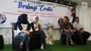 Dokter Yaniar Mulyantini (kedua kiri) menjadi pembicara dalam diskusi 'Berbagi Cerita: Saling Dukung dan Peduli Kesehatan Jiwa' di Jakarta, Sabtu (27/4). Kegiatan itu mengajak seluruh masyarakat untuk stop stigma buruk terhadap orang dengan gangguan jiwa. (Liputan6.com/Herman Zakharia)