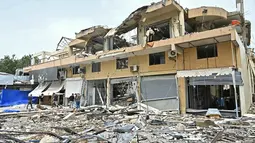 Kebahagiaan menyelimuti kembalinya mereka ke rumah, meski harus dihadapkan pada kerusakan fisik infrastruktur yang signifikan akibat serangan udara Israel. Tampak dalam foto, warga memeriksa puing-puing bangunan yang hancur saat kembali ke kota Nabatieh, Lebanon Selatan pada Sabtu 18 April 2026. (FADEL itani/AFP)