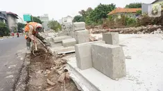 Pekerja mengerjakan proyek revitalisasi trotoar di kawasan Kemang, Jakarta, Kamis (31/10/2019). Revitalisasi trotoar Kemang yang ditargetkan rampung pada November 2019 ini untuk memaksimalkan kenyamanan pejalan kaki dan mendongkrak aktivitas ekonomi di kawasan tersebut. (Liputan6.com/Angga Yuniar)
