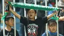 Suporter cilik tim Elang Jawa membentangkan syal saat menyaksikan laga uji coba Timnas Indonesia u-19 melawan PSS Sleman di Stadion Maguwohardjo, Sleman, Sabtu (12/8). Laga berakhir imbang 2-2. (Liputan6.com/Helmi Fithriansyah)