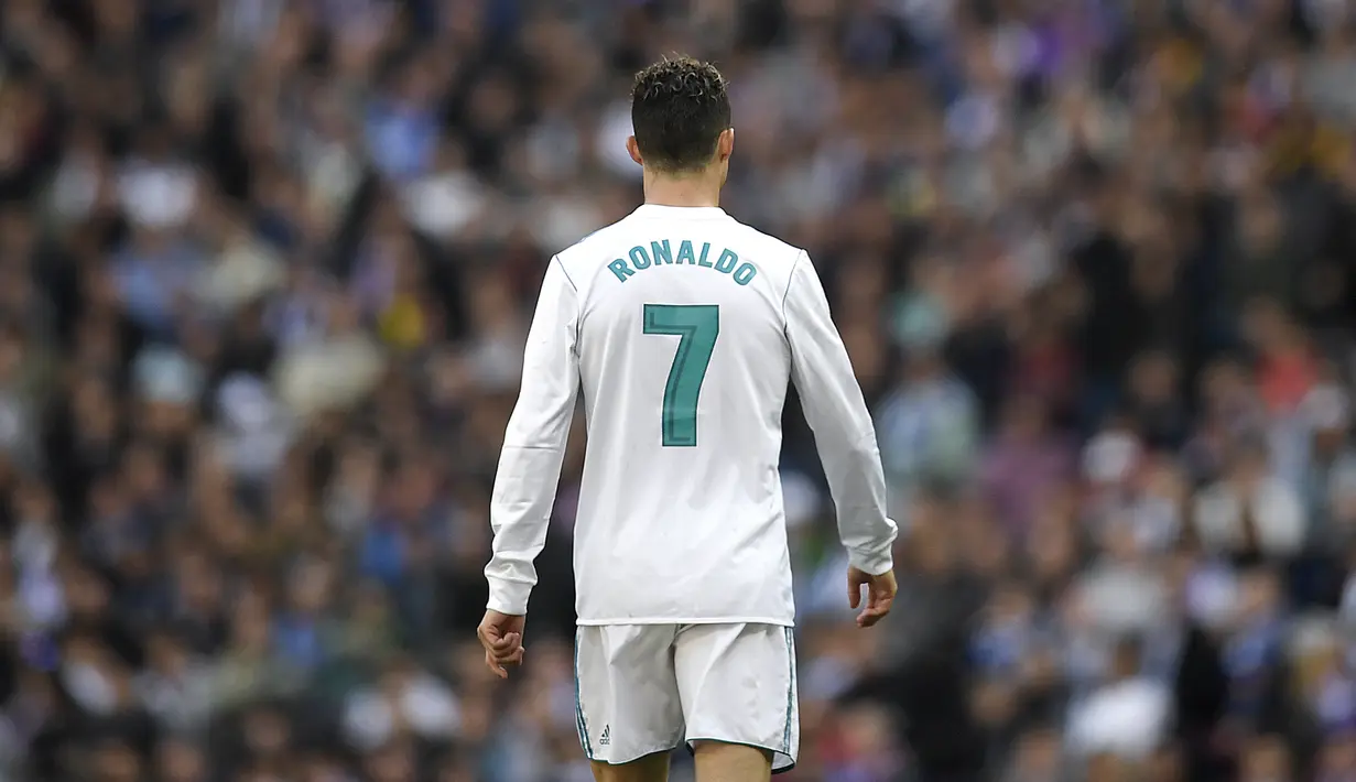 Bintang Real Madrid, Cristiano Ronaldo, tampak kecewa usai gagal mengalahkan Atletico Madrid pada laga La Liga Spanyol di Stadion Santiago Bernabeu, Madrid, Minggu (8/4/2018). Kedua klub bermain imbang 1-1. (AFP/Gabriel Bouys)