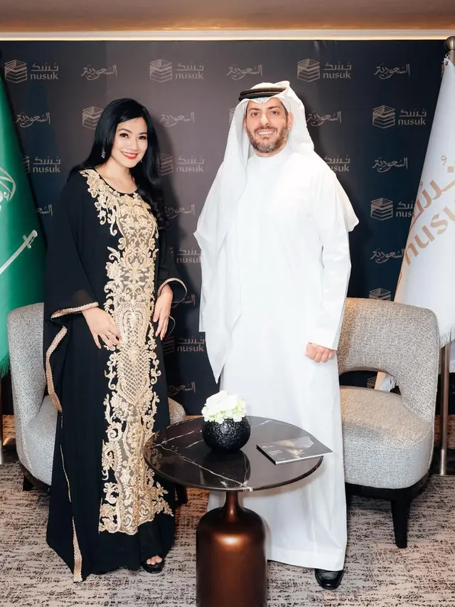 Gaya Santun Tapi Elegan dari Titi Kamal Kenakan Kaftan Hitam Gold, Vibesnya Sultan Banget