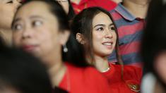 Suporter wanita saat menyaksikan laga Timnas Indonesia vs Argentina pada laga FIFA Matchday 2023 di Stadion Utama Gelora Bung Karno, Jakarta, Senin (19/6/2023). (Bola.com/Muhammad Iqbal Ichsan)