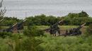 Tentara militer Taiwan memeriksa howitzer 155 inci sebelum latihan anti-pendaratan langsung di daerah Pingtung, Taiwan selatan (9/8/2022). "Kami akan berlatih gerakan balasan terhadap simulasi serangan musuh di Taiwan," juru bicara Korps Angkatan Darat Kedelapan, Lou Woei-jye, mengatakan kepada AFP. (AFP/Sam Yeh)
