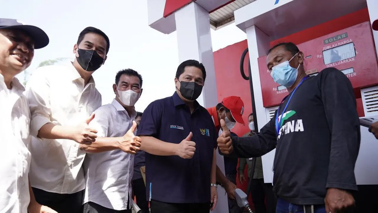 Menteri BUMN Erick Thohir resmi meluncurkan program Solar untuk koperasi (Solusi) nelayan di Pelabuhan Perikanan Samudera, Kabupaten Cilacap