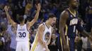 Ekspresi kemenangan pemain Golden State Warriors, Klay Thompson (tengah) usai timnya mengumpulkan poin jauh lebih banyak dari dari lawannya Indiana Pacers pada laga NBA Oracle Arena,Oakland, California, (5/12/2016). (AP/Ben Margot)