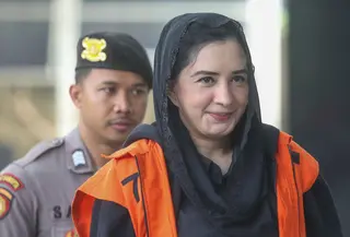 Sebagai informasi, Fadia Arafiq ditetapkan sebagai tersangka pada 4 Maret 2026 setelah terjaring dalam Operasi Tangkap Tangan (OTT) KPK pada awal Maret 2026. Tampak dalam foto, tersangka kasus dugaan korupsi pengadaan barang dan jasa outsourcing (tenaga alih daya) serta lainnya di lingkungan Pemerintah Kabupaten Pekalongan untuk tahun anggaran 2023–2026, Fadia Arafiq, saat tiba di Gedung Merah Putih Komisi Pemberantasan Korupsi (KPK), Jakarta, Rabu (29/4/2026). (merdeka.com/Arie Basuki)