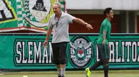 Alfred Riedl menepuk pundak Irfan Bachdim usai memberikan masukan saat sesi latihan di Stadion Maguwoharjo, Sleman, Jumat (07/10/2016). (Bola.com/Nicklas Hanoatubun)