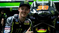 Pebalap MotoGP asal Inggris Raya, Bradley Smith, berpose dengan motornya. (Bradleysmith38.com)