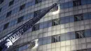 Petugas pemadam kebakaran memasuki gedung untuk mencari pasien yang masih terjebak akibat kebarakan di rumah sakit di distrik Gaziosmanpasa, Istanbul, Turki (5/4). Tak ada korban jiwa akibat peristiwa ini. (AFP/Ozan Kose)