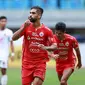 Pemain Persija Jakarta, Abdulla Yusuf Helal melakukan selebrasi setelah mencetak gol pertama timnya ke gawang PSM Makassar dalam laga lanjutan BRI Liga 1 2022/2023 di Stadion Patriot Candrabhaga, Bekasi, Rabu (25/1/2023) sore WIB. (Bola.com/M Iqbal Ichsan)