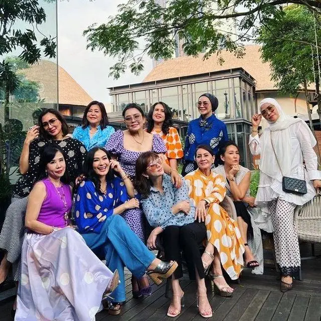 8 Potret Persahabatan Mayangsari dan Iis Dahlia yang Selalu Akrab